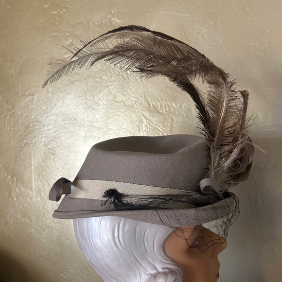 FABULOUS 1940\'s TAUPE TOP HAT STYLE HAT + BROWN/IVORY FEATHERS main image 13